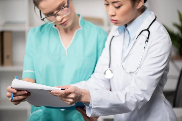 Médicos que trabajan juntos en la clínica - foto de stock