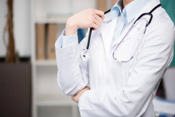 Доктор в белом халате со стетоскопом — стоковое фото