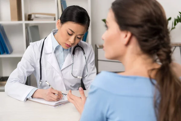 Paziente che discute con il medico — Foto stock