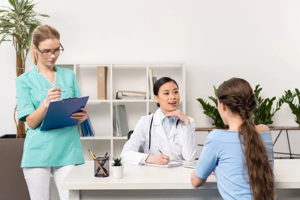 Doente a discutir com o médico — Fotografia de Stock