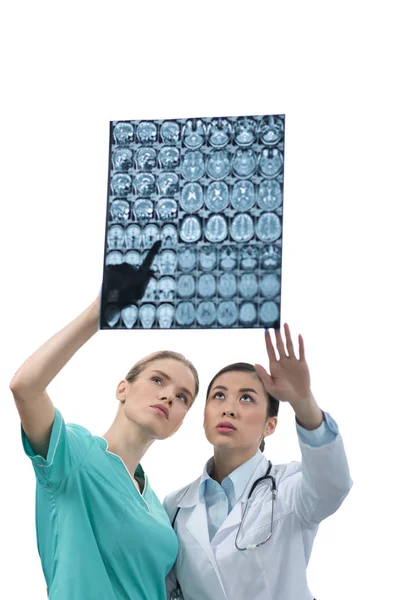 Лікарі дивляться рентгенівське зображення разом — стокове фото