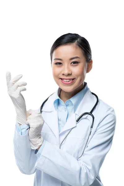 Doctor en guantes protectores con estetoscopio - foto de stock