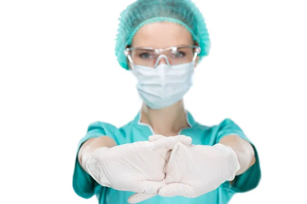 Cirujano flexionando las manos en guantes médicos - foto de stock