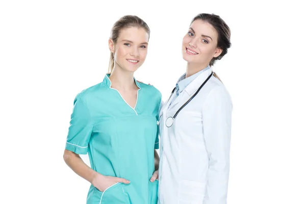 Giovane infermiera sorridente e medico — Foto stock