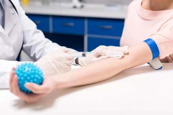 El médico toma muestras de sangre del paciente - foto de stock