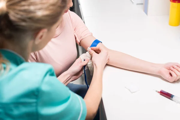 Enfermera preparando al paciente para el análisis de sangre - foto de stock
