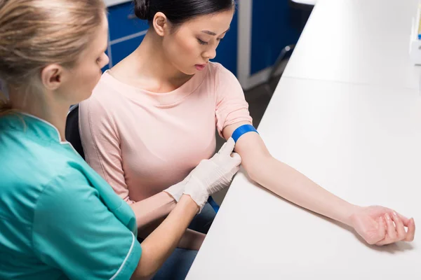 Infirmière préparant le patient à l'analyse de sang — Photo de stock