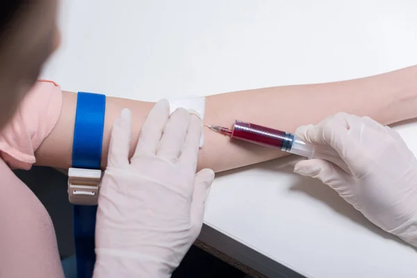 Médico haciendo análisis de sangre de la vena - foto de stock