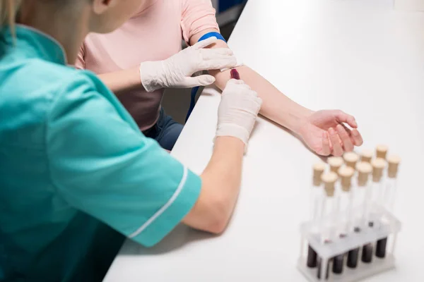 Enfermera haciendo análisis de sangre de la vena - foto de stock