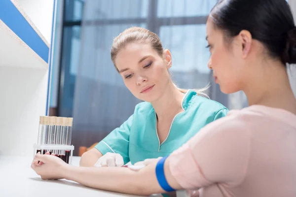 Infirmière prélevant un échantillon de sang du patient — Photo de stock