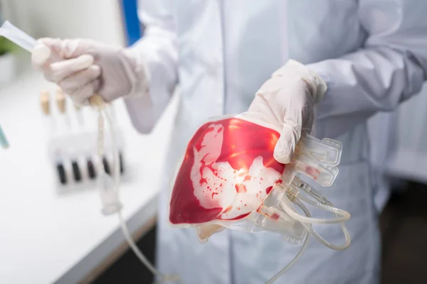 Arzt hält Geräte für Bluttransfusionen — Stockfoto