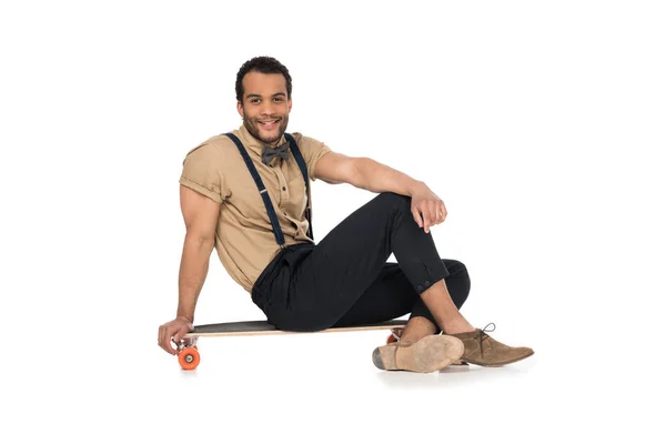 Stilvoller junger Mann mit Skateboard — Stockfoto