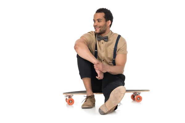 Jeune homme élégant avec skateboard — Photo de stock