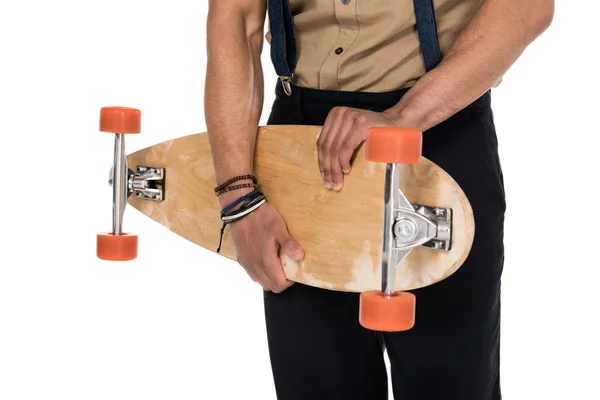 Jeune homme élégant avec skateboard — Photo de stock