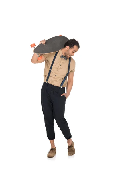 Jeune homme élégant avec skateboard — Photo de stock