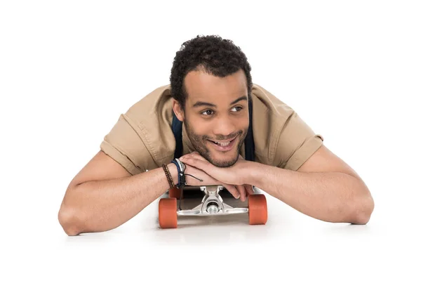 Jeune homme élégant avec skateboard — Photo de stock