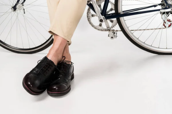 Joven con estilo con bicicleta - foto de stock