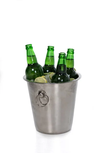 Cubo lleno de botellas de hielo y cerveza - foto de stock