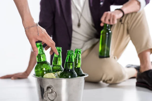 Balde cheio de garrafas de gelo e cerveja — Fotografia de Stock