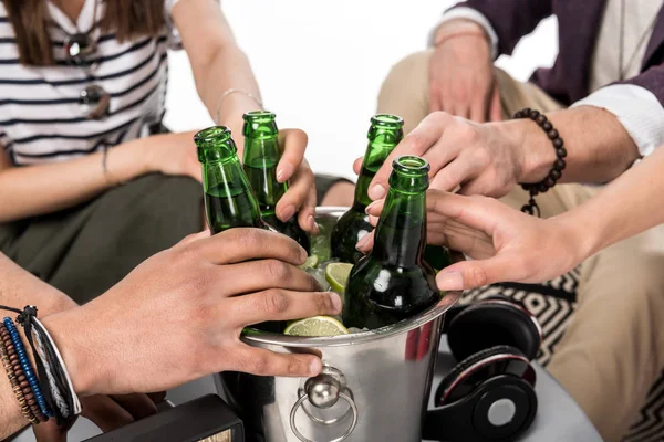 Amici che bevono birra — Foto stock