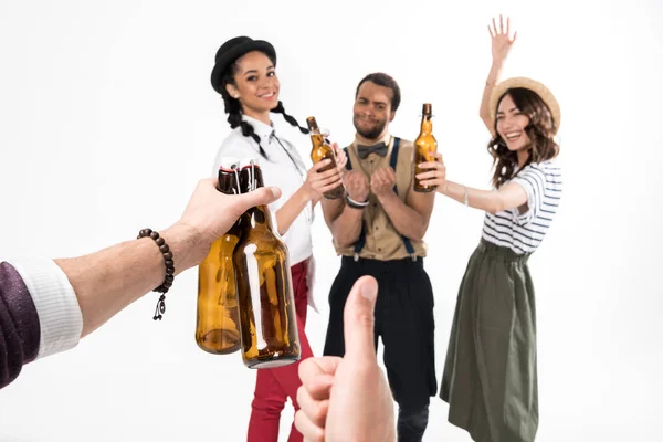 Amici che bevono birra — Foto stock