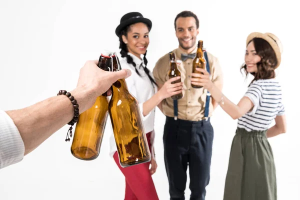 Freunde trinken Bier — Stockfoto