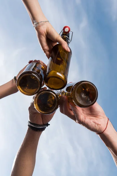 Friends drinking beer — Stock Photo
