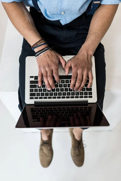 Hombre usando ordenador portátil - foto de stock