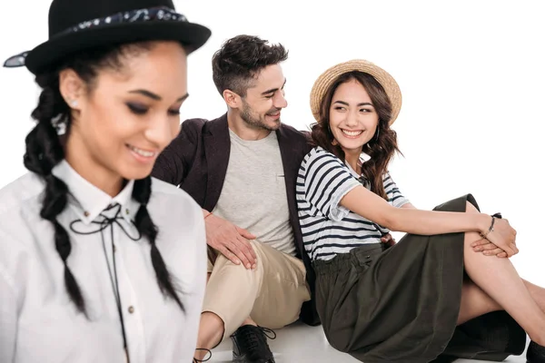 Jóvenes sonrientes amigos multiétnicos - foto de stock