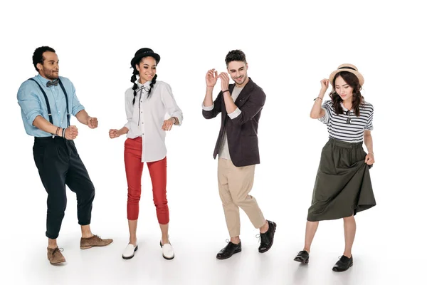 Giovani amici multietnici alla moda ballare — Foto stock
