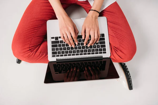 Giovane donna che lavora sul computer portatile — Foto stock