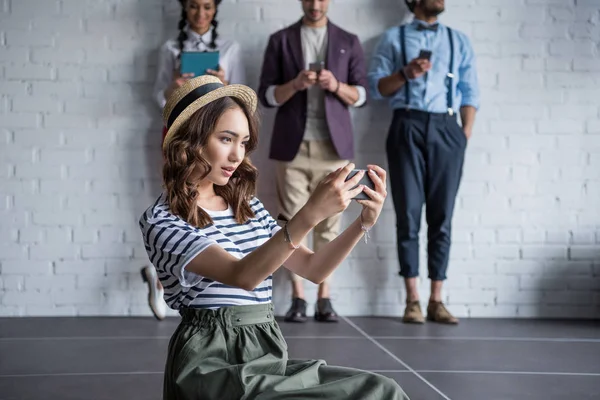 Stylish woman taking selfie on smartphone — Stock Photo