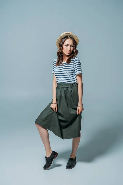 Giovane donna in posa in abiti alla moda — Foto stock