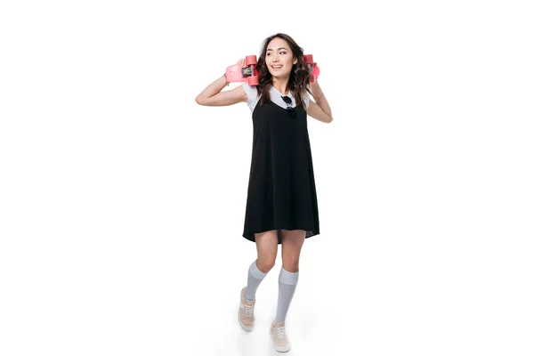 Молода випадкова жінка тримає скейтборд — стокове фото