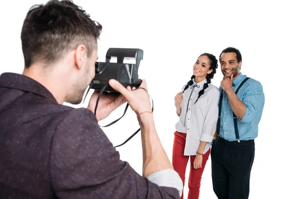 Hombre tomando foto de joven pareja - foto de stock