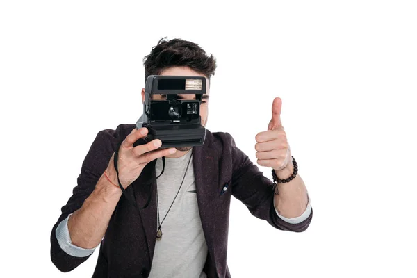 Hombre tomando foto con la cámara polaroid - foto de stock