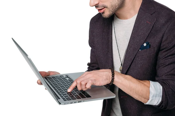Hombre joven usando el ordenador portátil - foto de stock