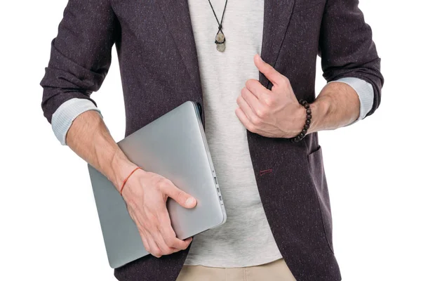 Junger Mann benutzt Laptop — Stockfoto