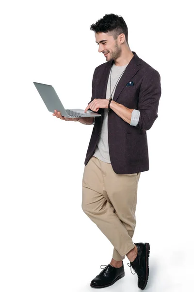 Hombre joven usando el ordenador portátil - foto de stock
