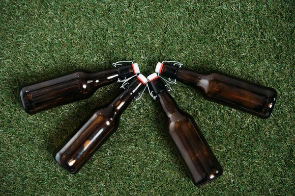 Bierflaschen liegen auf Gras — Stockfoto