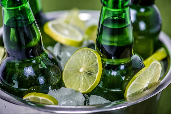 Seau plein de bouteilles de glace et de bière — Photo de stock