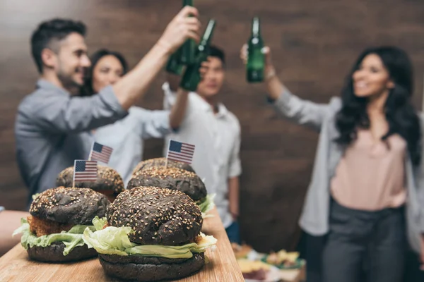 Jóvenes comiendo hamburguesas - foto de stock