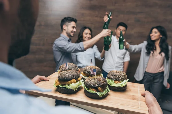 Jóvenes comiendo hamburguesas - foto de stock