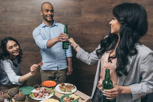 Jóvenes amigos bebiendo cerveza - foto de stock