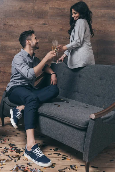 Jeunes célébrant avec du champagne — Photo de stock