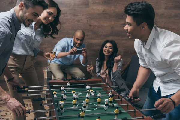 Amigos jugando al fútbol - foto de stock