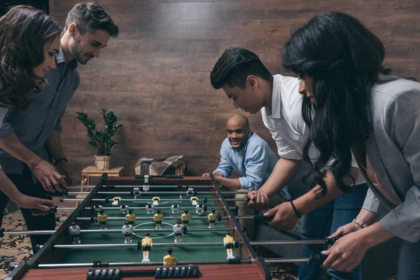 Amigos jugando al fútbol - foto de stock