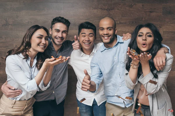 Jóvenes celebrando con confeti — Stock Photo