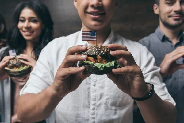 Junge Leute essen Hamburger — Stockfoto