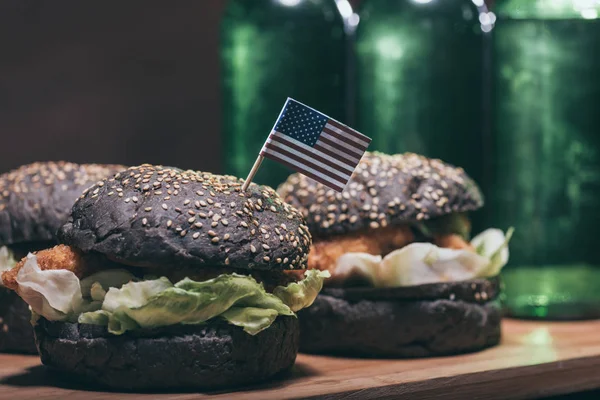 Sabrosas hamburguesas con poca bandera de EE.UU. - foto de stock